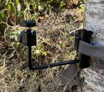 Adjustable support for photo trap against tree (without screws)